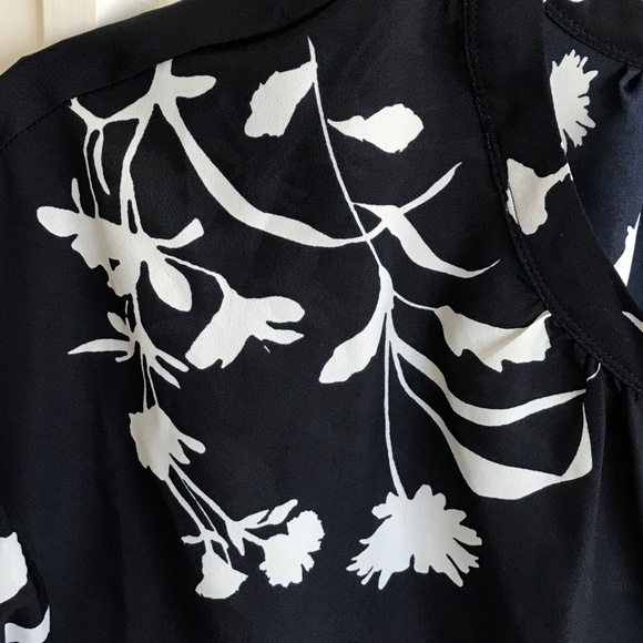 JOIE Eilga Floral Split Neck Blouse Navy White Top Women’s Size Large - Picture 8 of 16
